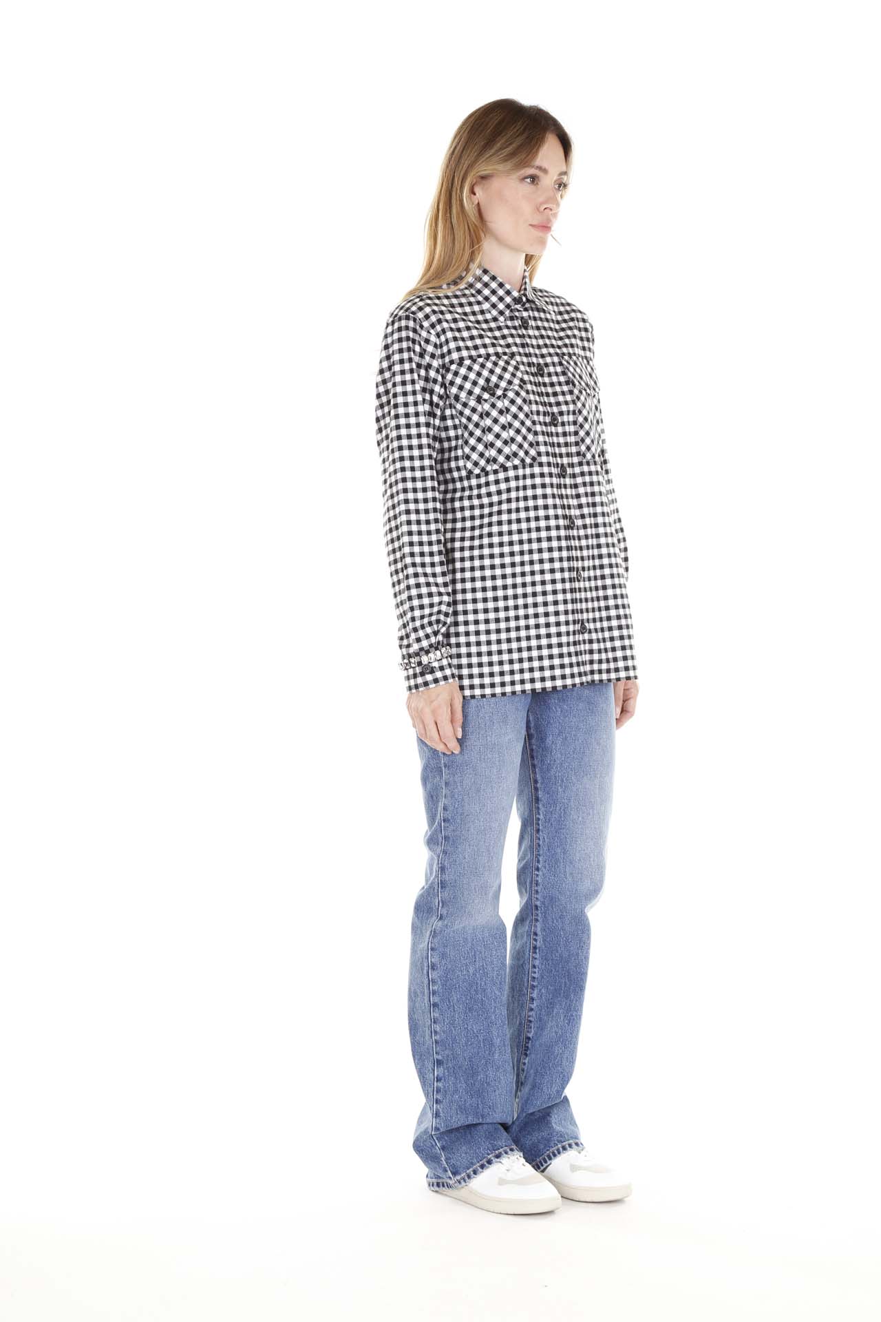 N.21, Camicia